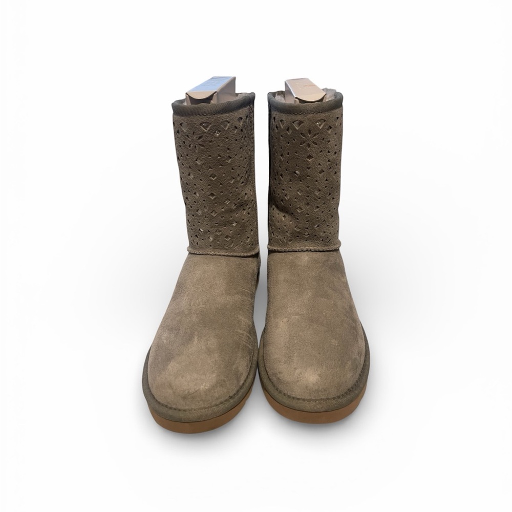 UGG SHORt FLORA PERF  BOOT GRAY Sheepskin Lining NWOT